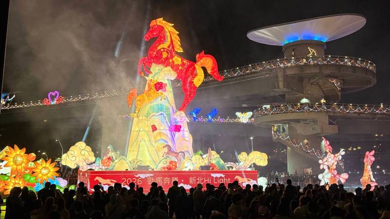 2026新北燈會15米紅寶馬主燈