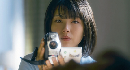 50代の俳優、真剣な眼差し、スタジオの背景、大人の男のポートレート