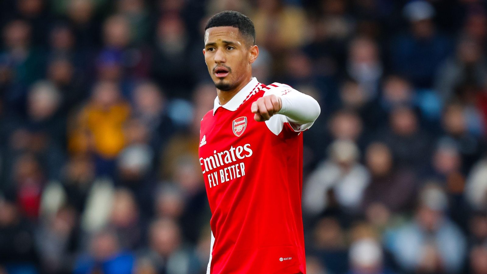 William Saliba, défenseur d'Arsenal en action en Premier League