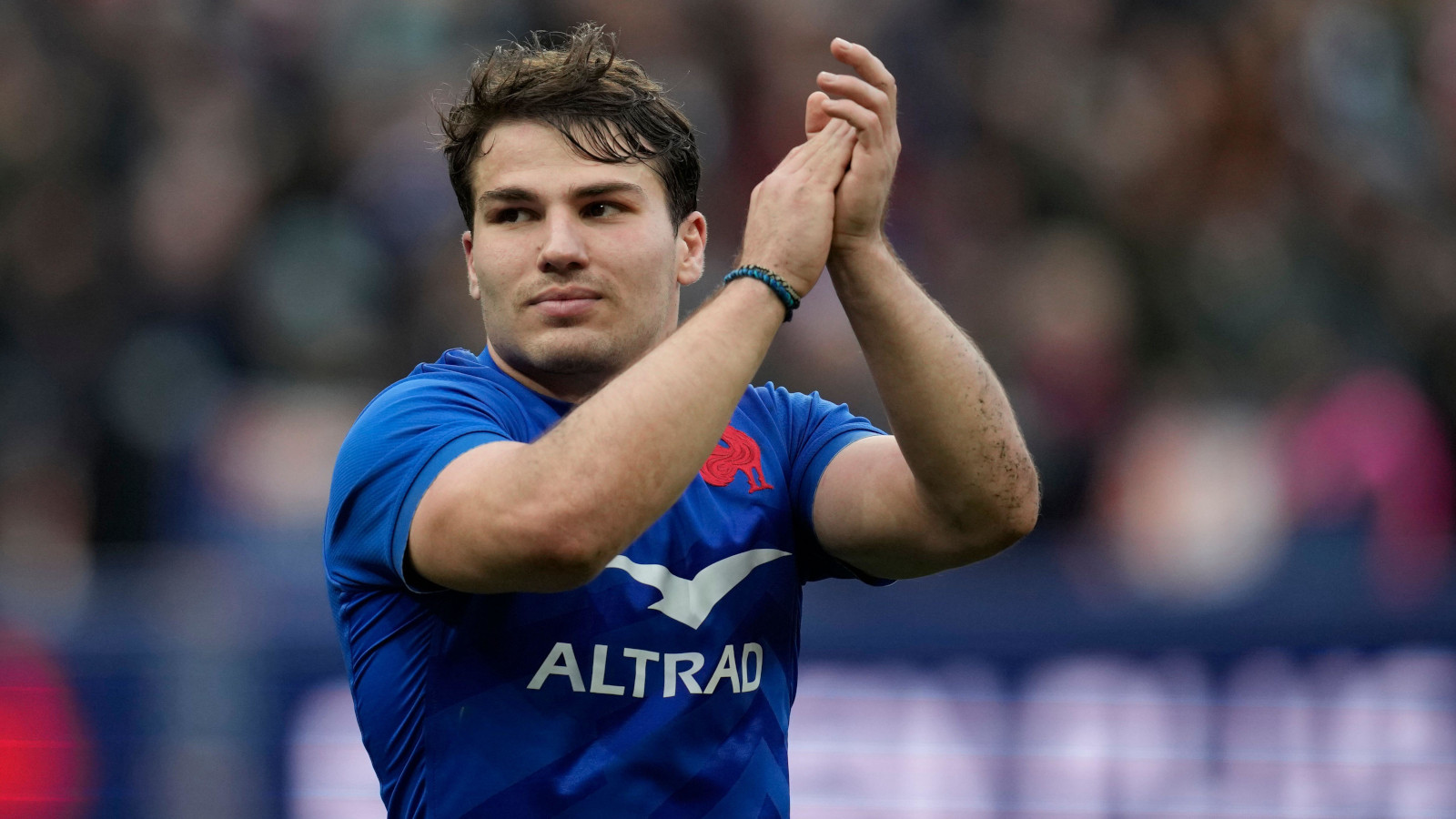 Antoine Dupont souriant sur le terrain de rugby