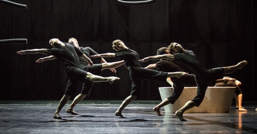 Chorégraphe mettant en scène danseurs