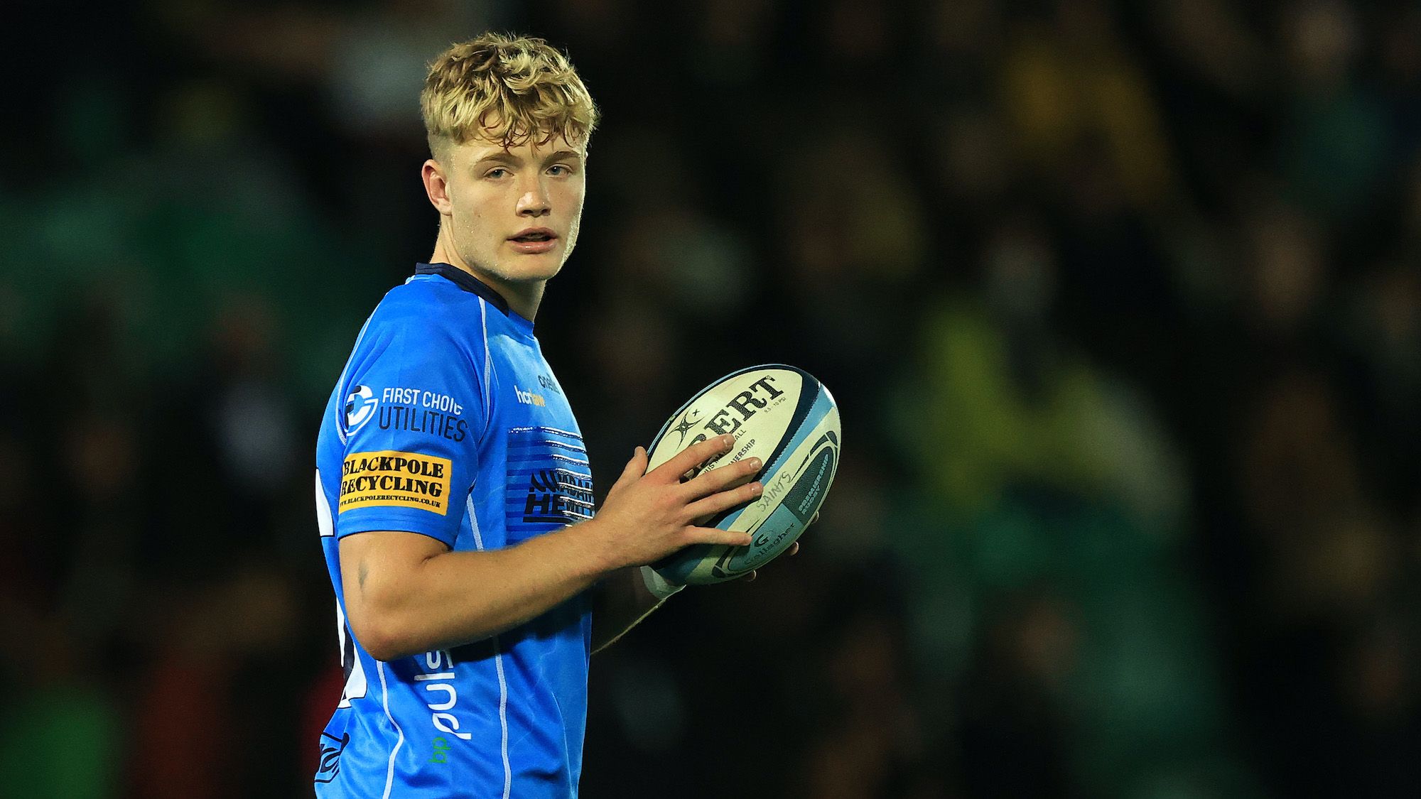 Fin Smith en action pendant un match d'équipe d'Angleterre