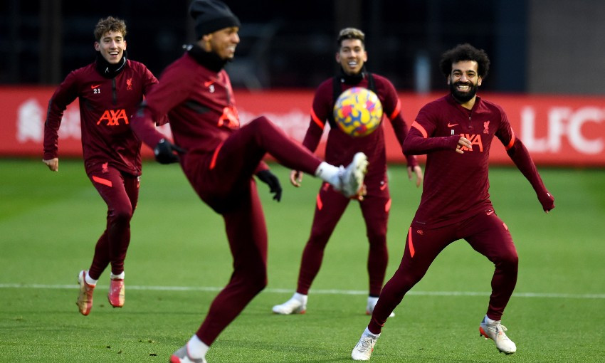 リヴァプールとアストン・ビラの練習シーン