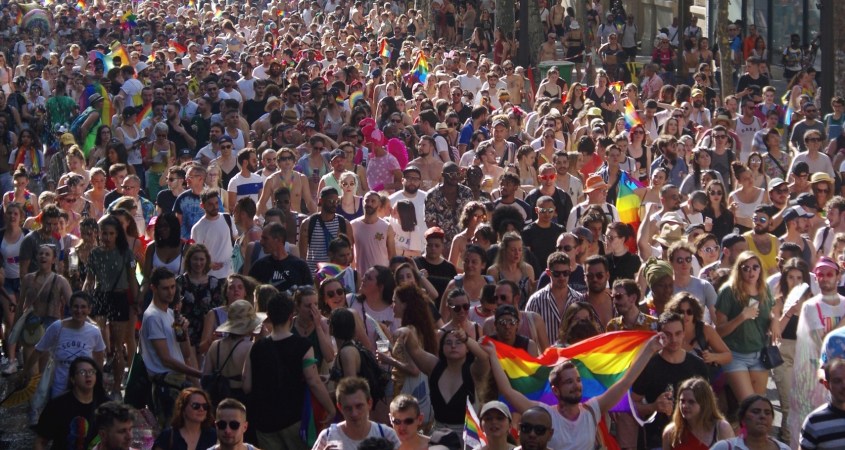 Marche des fiertés à Paris, foule colorée
