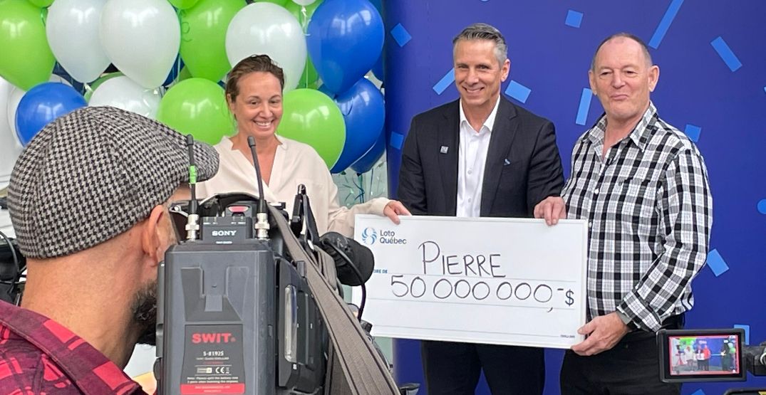 Personnes célébrant victoire loterie