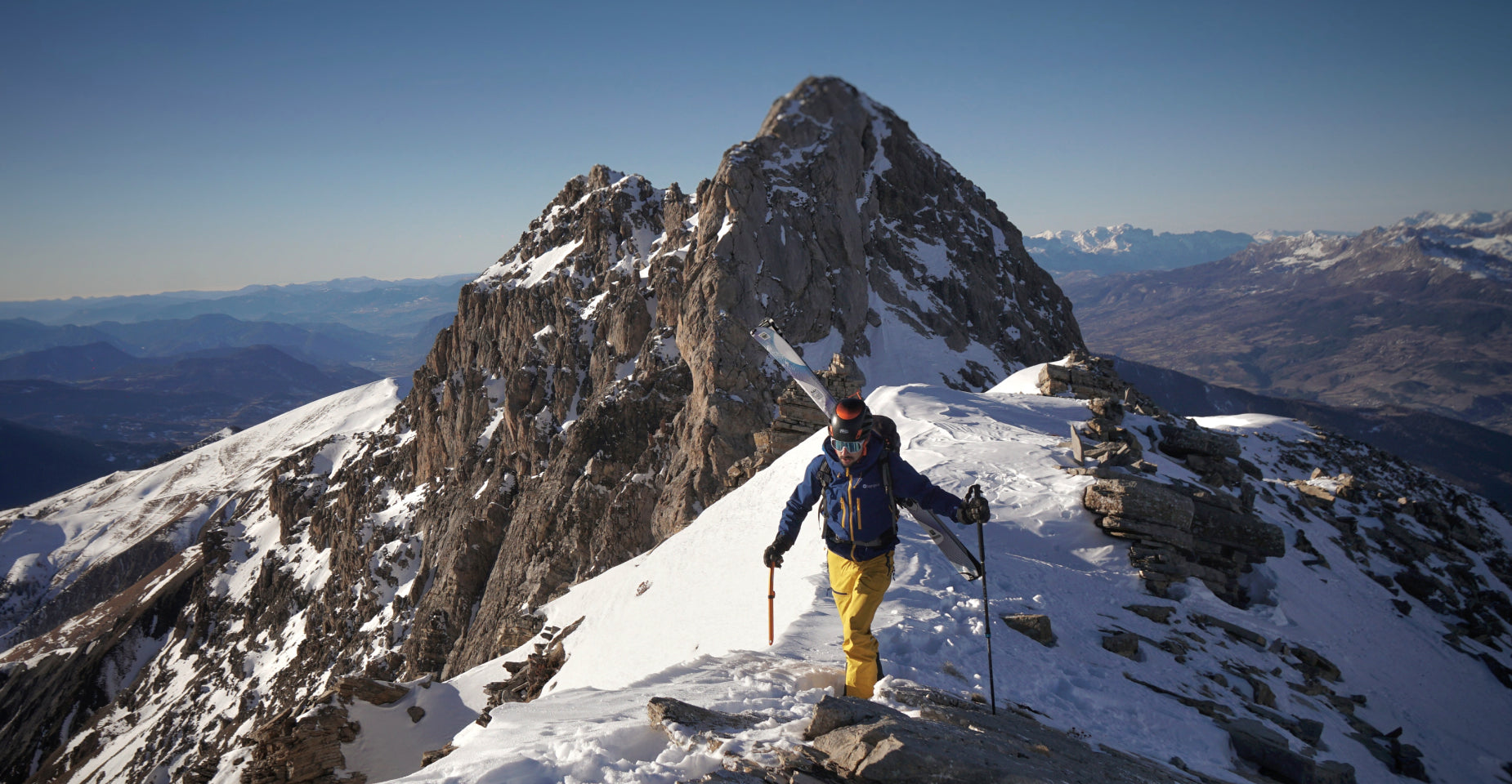 Skieur en ski alpinisme dans les Pyrénées
