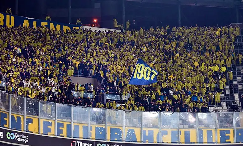 Supporters de Fenerbahçe et Beşiktaş en pleine action de chants dans le stade