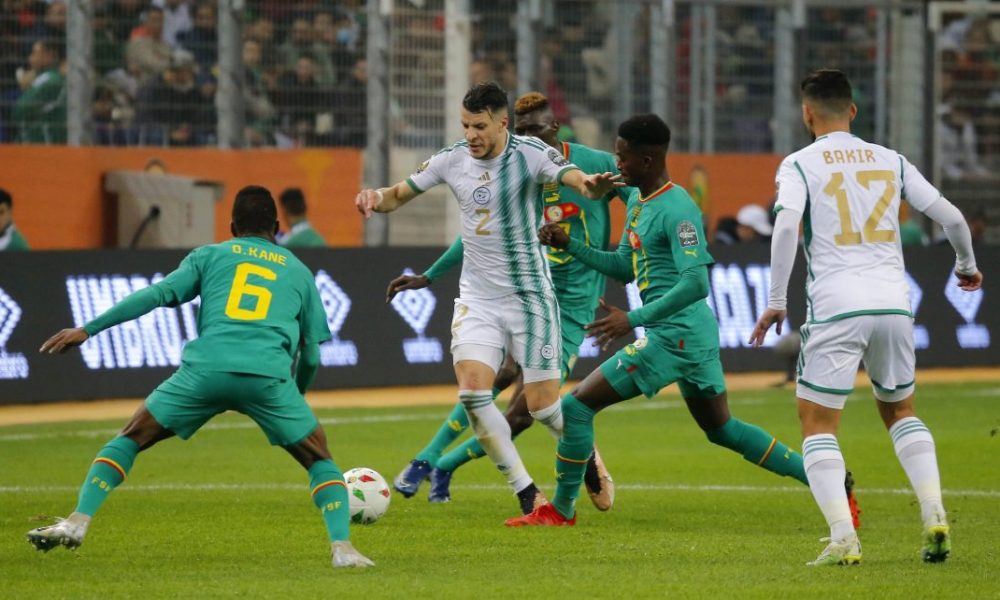 Supporters algériens célébrant une victoire