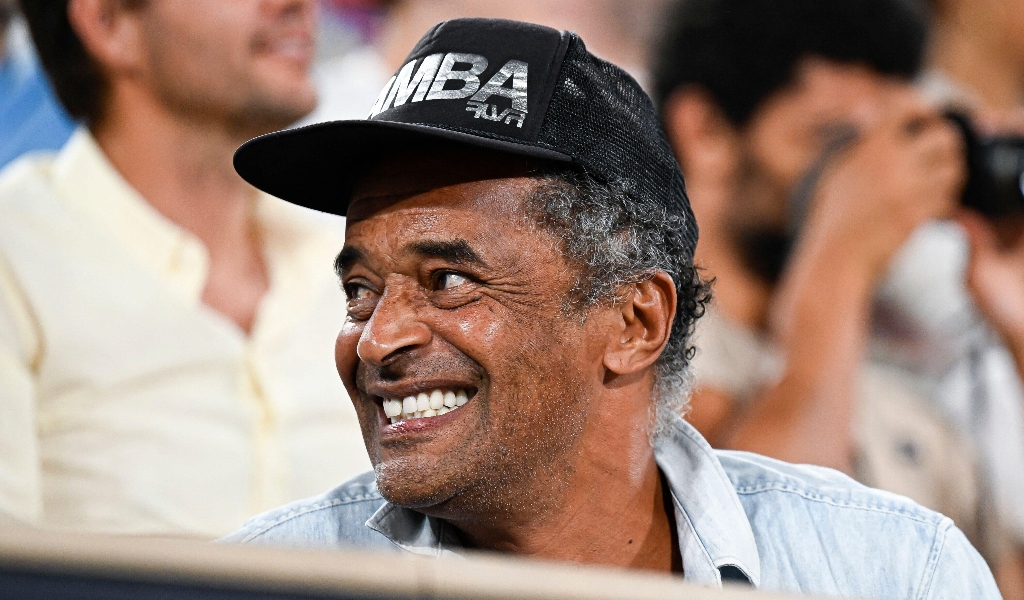 Yannick Noah au Cameroun avec des fans de tennis