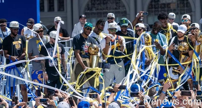 勇士隊團體照慶祝勝利