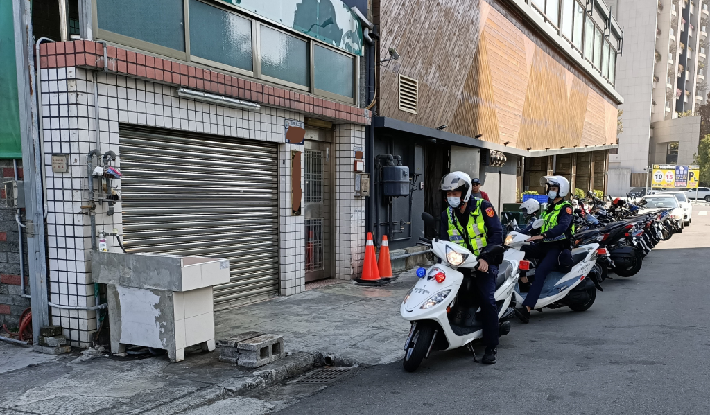 台中市警察局大門與警徽特寫