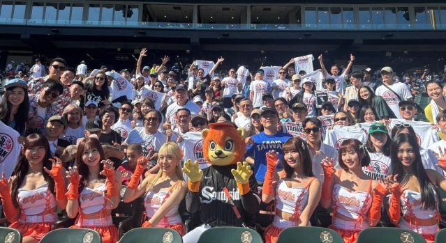 台灣球迷在球場加油的熱鬧場面
