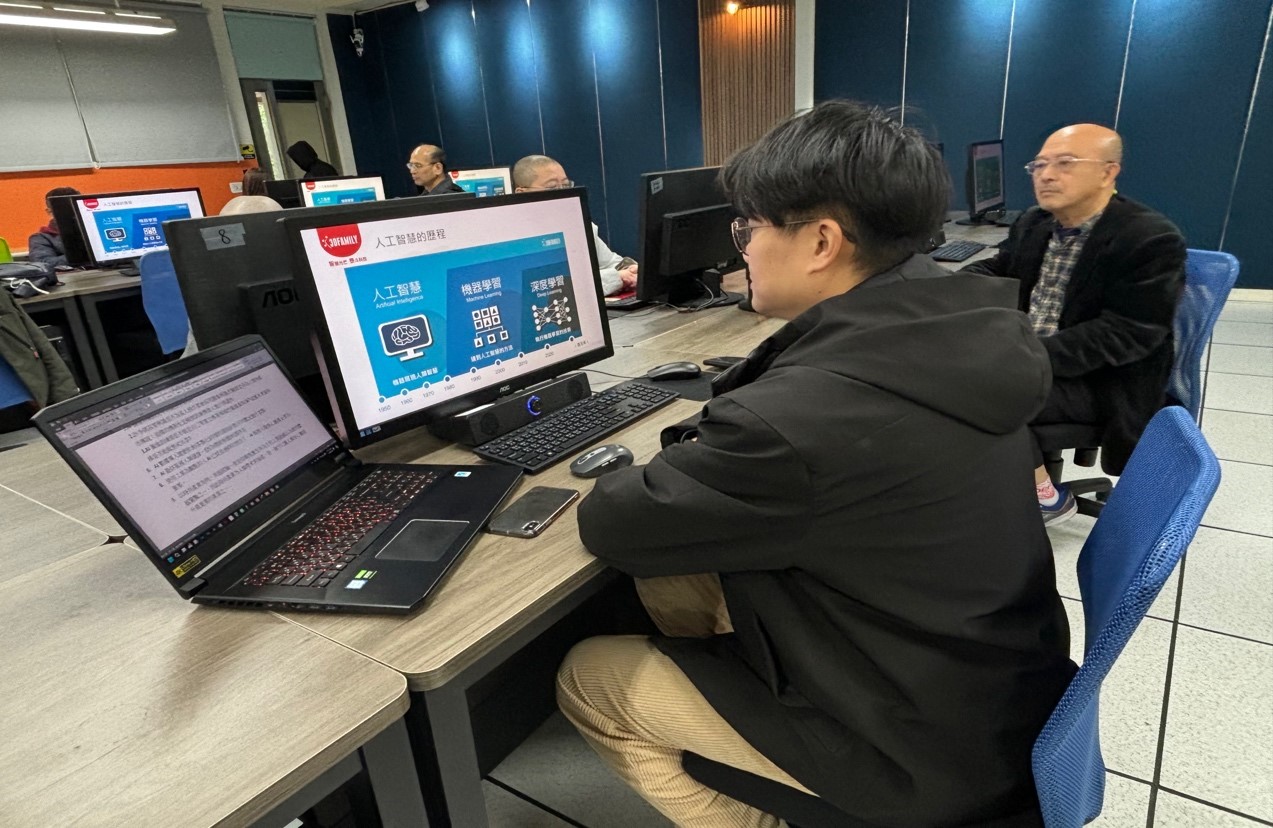 大學生使用筆記型電腦學習人工智慧