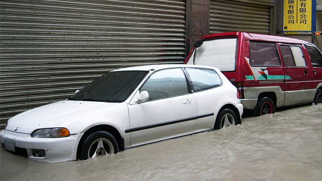 汽車泡水