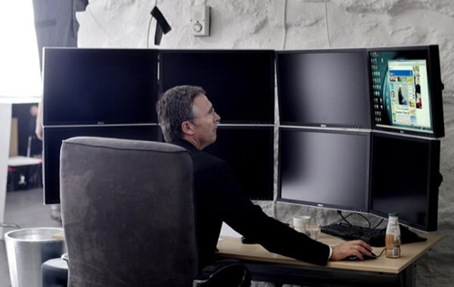 深夜盯盤的投資人與電腦螢幕